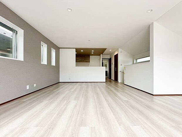 忙しい朝でも、しっかり家族が揃って食事を出来る、ゆとりある大きさのダイニングスペース。ママが作る手料理をテーブルで囲む素敵な時間を存分に愉しんでください。陽当たりの良さも笑顔につながりますよね