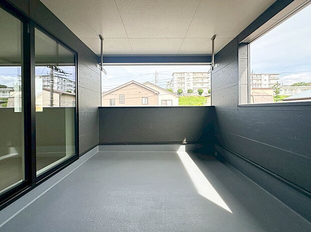 ~Balcony~ 奥行きのあるワイドタイプのバルコニーなので、大量の洗濯物やご家族のお布団も楽にたくさん干すことができます。
