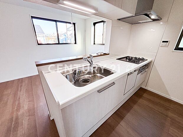 【キッチン】シンプルで洗練されたデザインのシステムキッチンは機能面も充実しています。