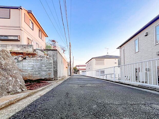 【前面道路含む現地写真】【Exterior】 前面道路は閑静な住宅地をはしる車通りの少ない道路。ゆとりのある住宅地で部屋の窓を開けるとそこには心地よい風が通りぬけます。