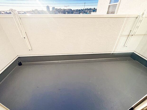 【バルコニー】【Balcony】 バルコニーは風通しが良く、日中は日当たりも良好です!