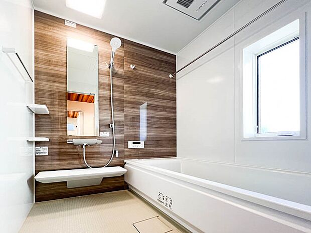 【浴室】【Bath Room】 浴室乾燥機付きで雨の日に洗濯物を乾かせたり、室内を乾燥しカビの抑制することも可能。暖房機能で冬場は入浴前に暖めヒートショックを防ぎましょう。奥行きもゆったりとしていて足を楽に
