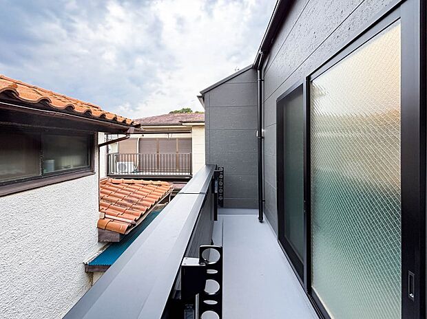 【バルコニー】～Balcony～  青い空をつかめそうなほど、雄大な景色が広がるバルコニー。太陽の恵みを一気に受けた明るくあたたかいお住まい。