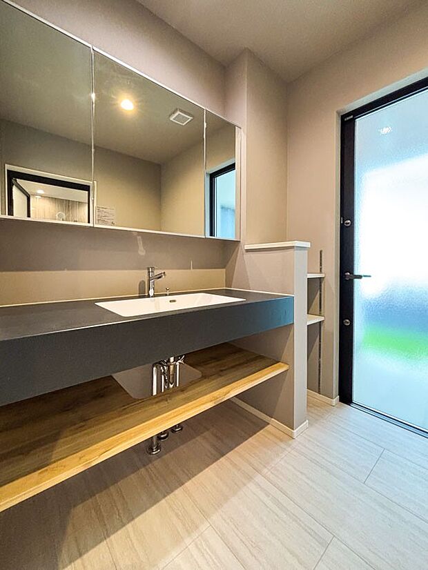 ホテルライクなパウダールーム。洗面台もワイドタイプで実用性も高い仕様です。