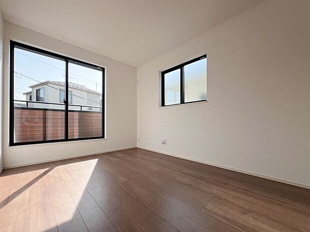 全居室にはクローゼットを完備！普段使いのお洋服や小物はもちろん、季節物のお洋服などもしっかりと整理整頓おしまい頂けます。居室空間をより広く隅々までお使いいただけますね。