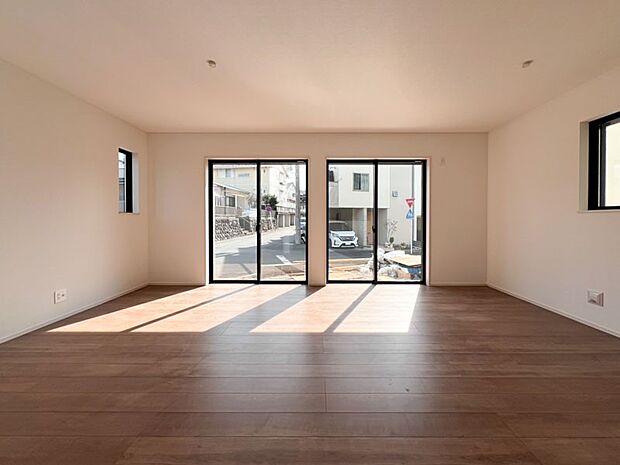 忙しい朝でも、しっかり家族が揃って食事を出来る、ゆとりある大きさのダイニングスペース。ママが作る手料理をテーブルで囲む素敵な時間を存分に愉しんでください。陽当たりの良さも笑顔につながりますよね