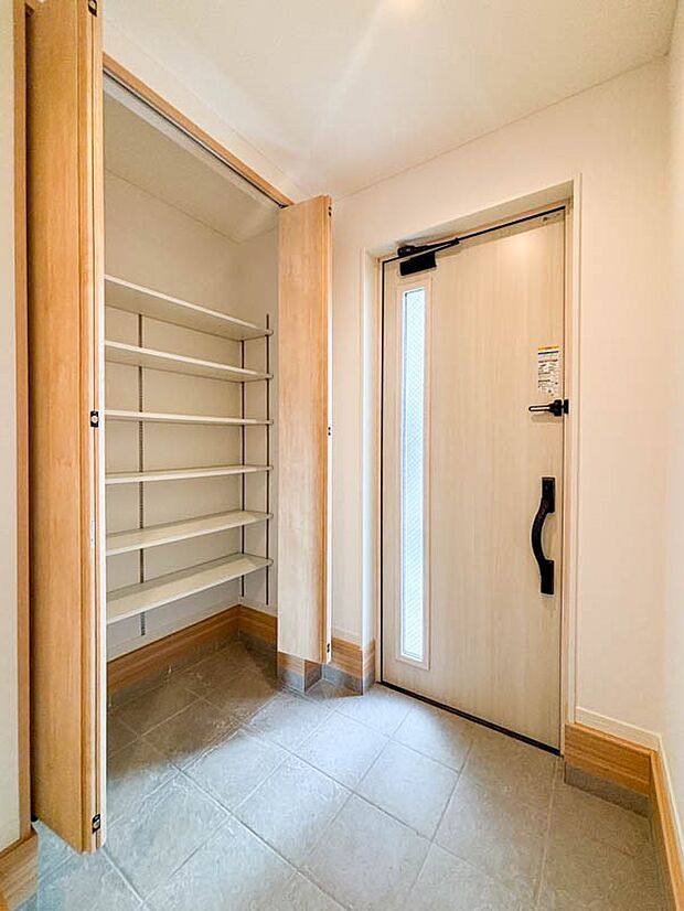 たっぷり収納できるシューズボックス