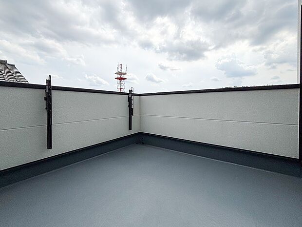 【バルコニー】プライベート性が確保されたバルコニー。ワイドな空間にたっぷりの陽光が降り注ぎます。