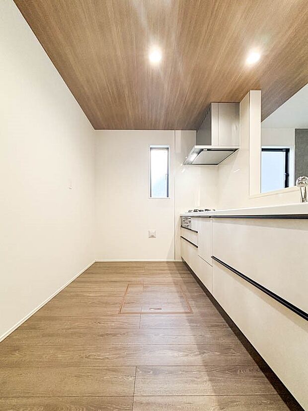 【ダイニングキッチン】【Kitchen】  機能美とデザイン性を兼ね備えた使い勝手のよいシステムキッチンはリビングとの一体感も考慮され、美しい空間が実現します。