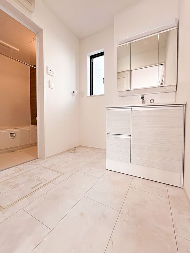 【洗面台・洗面所】ご家族の1日が始まり、1日の終わりを締めくくる洗面空間。快適に過ごせることはもちろん、気品や優雅さを兼ね備えたパウダールームです。