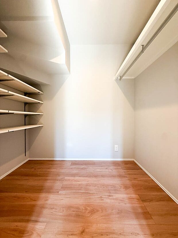 しっかりとした大きさのクローゼットを完備し、収納スペースも十分です!日ごろの整理整頓に収納はかかせません 各居室にはクローゼットが備え付けられており、居室の広さを有効に使えます。