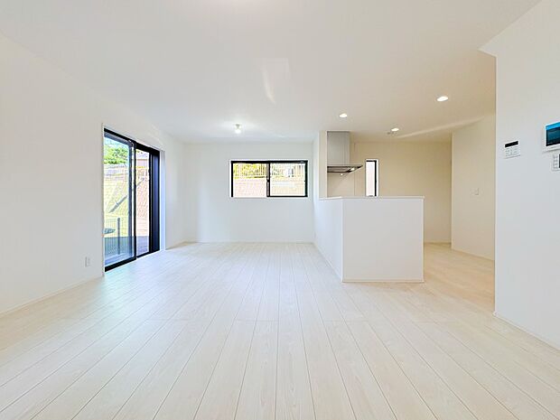 家族みんなが集まるリビング。やさしい色合いのフローリングと白いクロスの明るい空間はきっと家族の心も穏やかに癒してくれます。