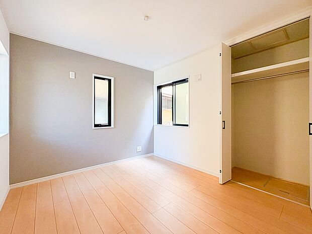 2面採光で光を集めるお部屋はゆっくりと落ち着く空間です。クローゼットもございますので、収納家具を新たに揃える準備も省け、なにより居住空間を広く使えるので快適です。