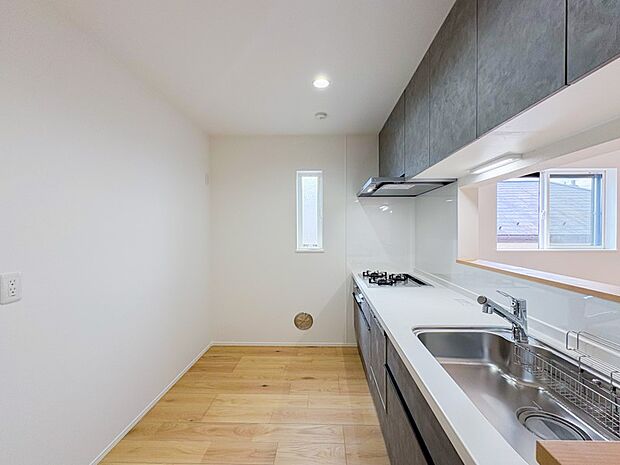 ご家族みんなで調理ができる位のスペースを実現したキッチン空間となっております。みんなで作った料理を召し上がりながらの会話は至福のひとときになるはずです。