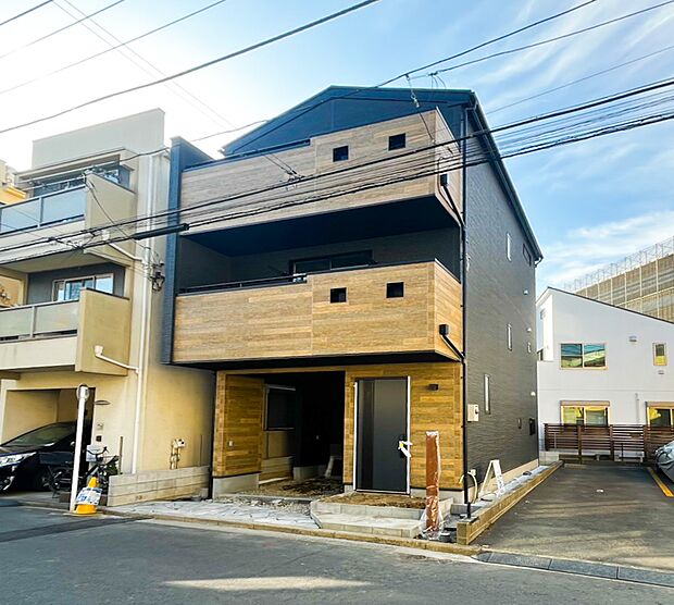 使いやすさもデザインも重視した理想の暮らしをかなえるお家。美しい外観やくつろぎの室内空間にふさわしい「素材」「形」「色彩」を考え、上質感に満ちたお家です。