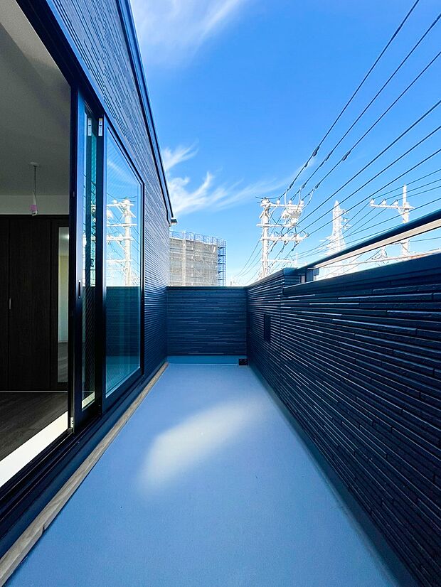 気持ちのいい空が見渡せる広いバルコニー。