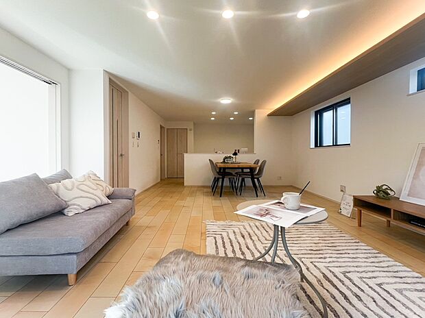  家族みんなが爽やかに健やかに過ごせるように、溢れる光をたっぷり取り込んだリビングダイニング。集いの場、憩いの場としての快適性を求めたやすらぎの空間です。