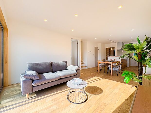 リビングで子供が走ってる姿を見ながら、大きなソファやダイニングテーブルでゆったり食事をしたりくつろぎたい。そんな夢が叶えられる空間です！