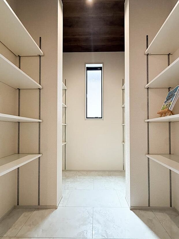 パントリーとしても利用できる収納スペース