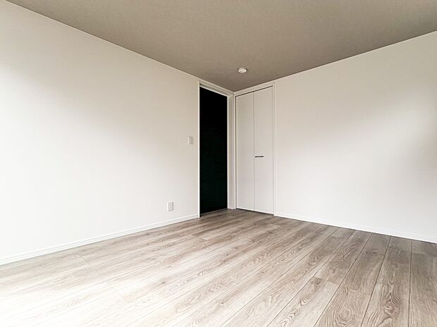 【洋室】過ぎ行く時間をゆったりと感じることができる落ちついたプライベートルーム。リビングで楽しく過ごした後はゆっくりくつろぐ時間を満喫できます。