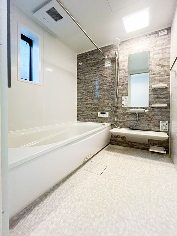 【浴室】上質が感じられるカラーリングで、清潔な空間美を実現。一日の疲れが癒される優雅なバスタイムを堪能できるゆとりあるバスルームです。