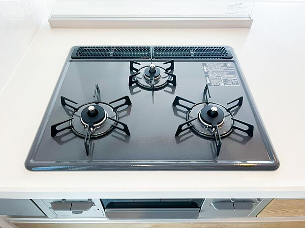 【キッチン】三口タイプのガスコンロで、お料理の幅も広がります。魚焼きグリルもついていますので、毎日のご飯支度が楽しくなりそうですね。