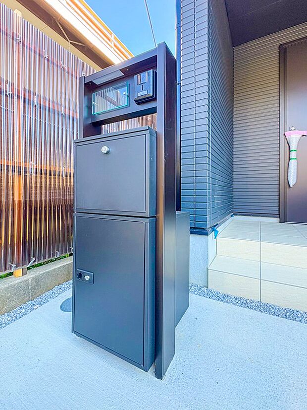 【その他現地】宅配ボックス付きの機能門柱。ご不在時にも荷物を受け取れます!