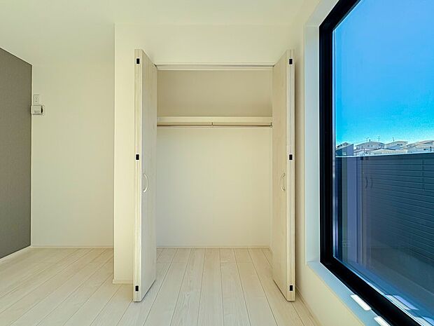 【収納】しっかりとした大きさのクローゼットを完備し、収納スペースも十分です!日ごろの整理整頓に収納はかかせません 各居室にはクローゼットが備え付けられており、居室の広さを有効に使えます。