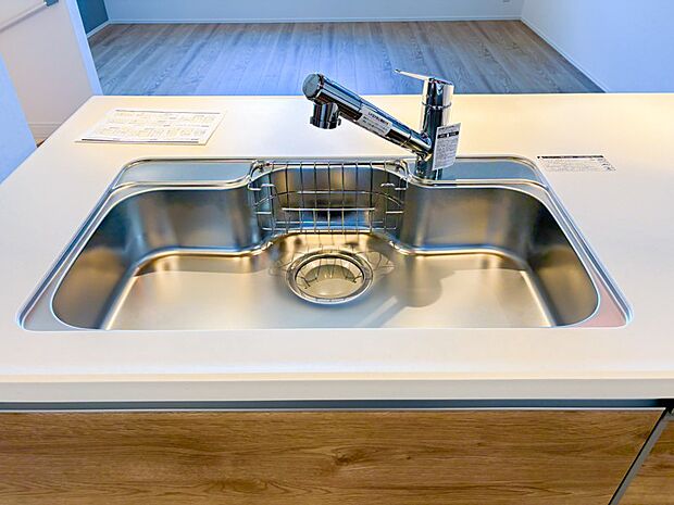 【その他設備】~浄水器一体型水栓~ 蛇口をひねるだけできれいな水を利用できるビルトインタイプ。据え置き型と異なりシンク上には水栓しかないので、雑多になりがちなシンクまわりをすっきり使えます。