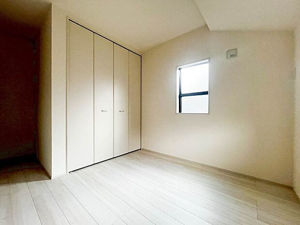 【洋室】一人ひとりの大切なプライベート空間。趣味・感性で個性的に飾って頂けるようシンプルに仕上げてあります。ゆとりある広さで、一人の時間をゆったりと過ごせる安らぐお部屋になるはずです。