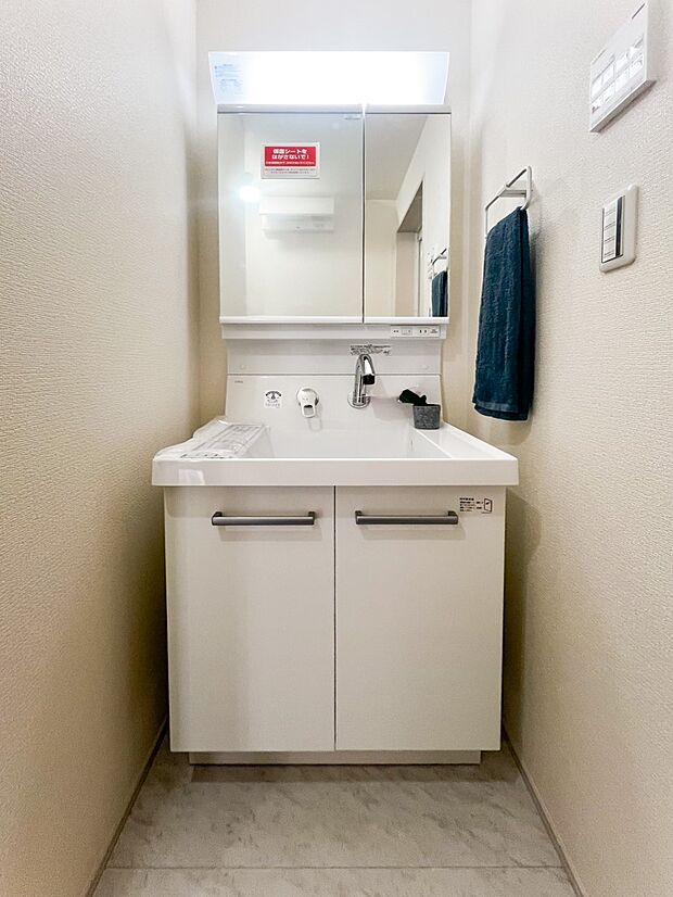 【洗面台・洗面所】ご家族の1日が始まり、1日の終わりを締めくくる洗面空間。快適に過ごせることはもちろん、気品や優雅さを兼ね備えたパウダールームです。