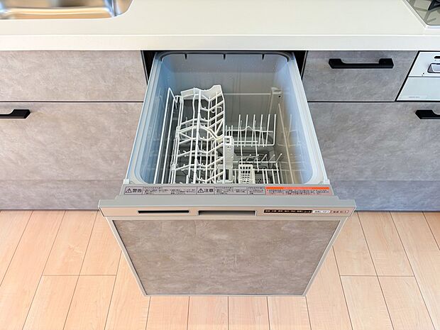 【その他設備】～食器洗浄乾燥機～  家事を時短、暮らしを快適にする食洗器。手が荒れない、水道代の節約、高温度で洗うので手洗いよりもしっかりキレイ。