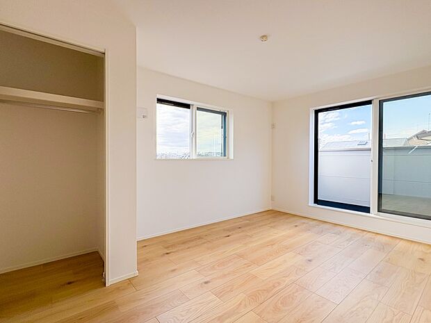 【洋室】一人ひとりの大切なプライベート空間。趣味・感性で個性的に飾って頂けるようシンプルに仕上げてあります。ゆとりある広さで、一人の時間をゆったりと過ごせる安らぐお部屋になるはずです。