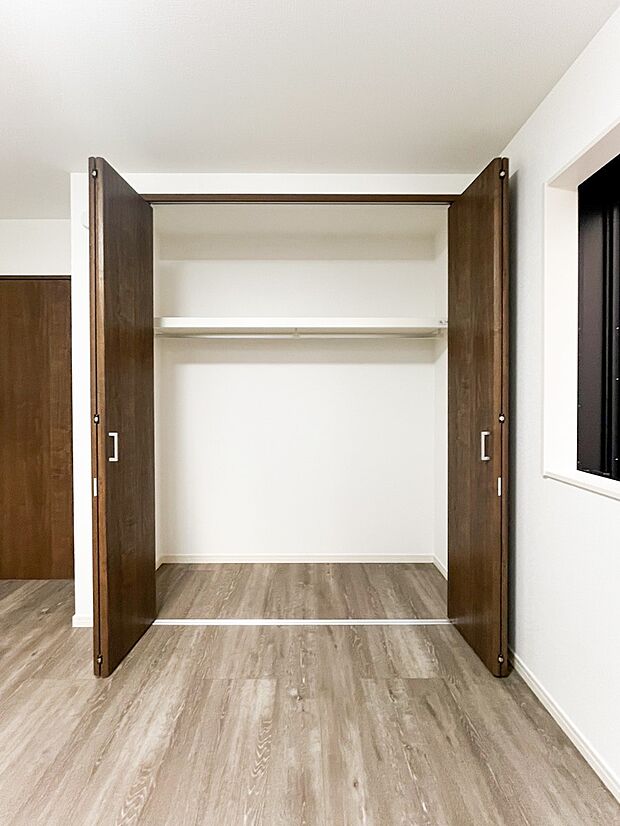 【収納】しっかりとした大きさのクローゼットを完備し、収納スペースも十分です！日ごろの整理整頓に収納はかかせません　各居室にはクローゼットが備え付けられており、居室の広さを有効に使えます。