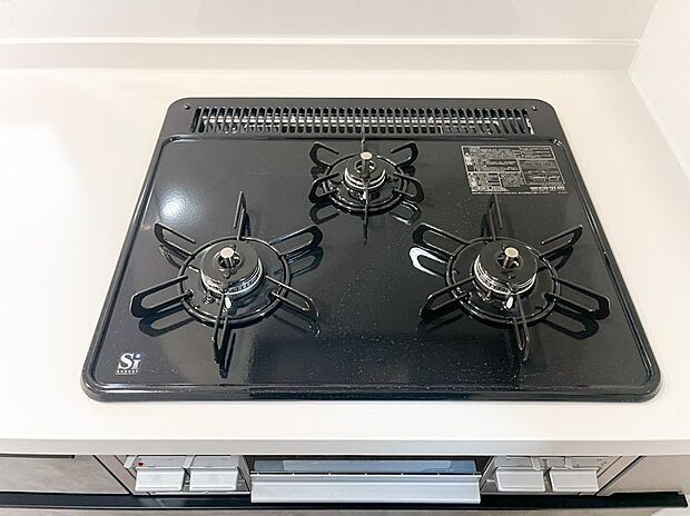 【キッチン】三口タイプのガスコンロで、お料理の幅も広がります。魚焼きグリルもついていますので、毎日のご飯支度が楽しくなりそうですね。