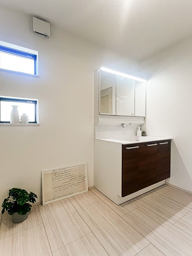 【洗面台・洗面所】ご家族の1日が始まり、1日の終わりを締めくくる洗面空間。快適に過ごせることはもちろん、気品や優雅さを兼ね備えたパウダールームです。