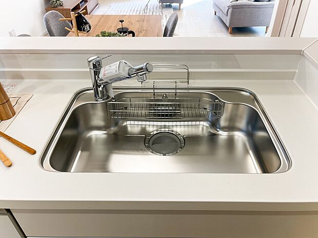 【キッチン】【浄水機能付き水栓】お米を研いだり、野菜を洗ったりするときなど用途に応じてワンタッチで浄水に切り替えが可能です。カートリッジ式なので、フィルターを簡単に交換する事が出来ます。