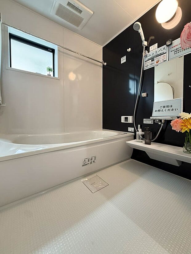 【浴室】上質が感じられるカラーリングで、清潔な空間美を実現。一日の疲れが癒される優雅なバスタイムを堪能できるゆとりあるバスルームです。