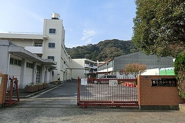 横浜市立西金沢中学校(約550m)