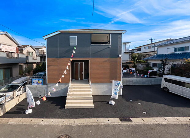 開放感＋日当たりの良さ
家に入らなくても分かる日当たりの良さ。開放感の良さ。
碧空も清々しく心地の良い住まい。
住みたくなる家。暮らしたい町。