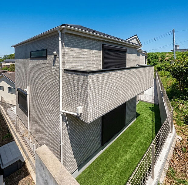 憧れのマイホーム
マイホームを持つ幸せを分に感じる陽当たり。
明るい日差しが美しく外観を照らします。
（注）人工芝はCGで、イメージ画像です。実際には付いておりません。