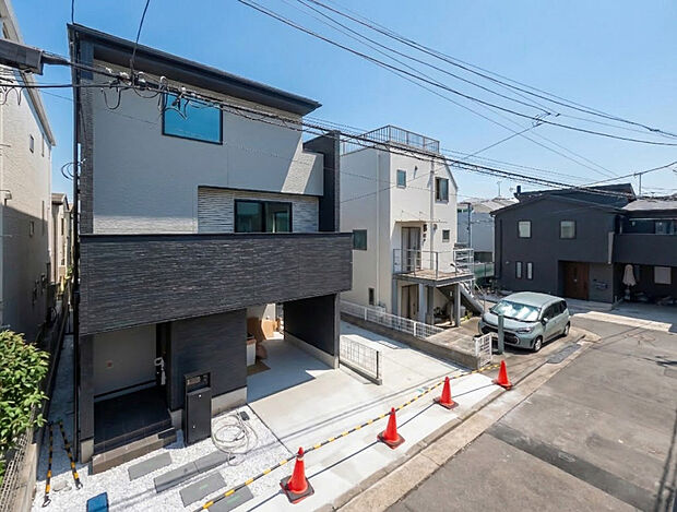 「街並みに溶け込むシンプルなデザイン」
飽きのこないシンプルなデザイン。
一生のマイホームだからずっとここで暮らしたい。
家族の人生とともにあるマイホーム。