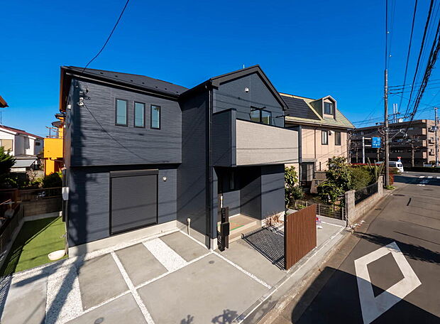 「街並みに溶け込むシンプルなデザイン」
飽きのこないシンプルなデザイン。
一生のマイホームだからずっとここで暮らしたい。
家族の人生とともにあるマイホーム。