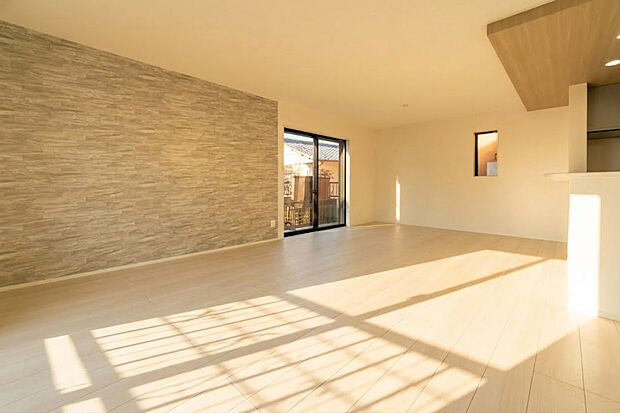 「家族が大好きなリビング」
みんなが集まる広いリビング。みんなが大好きなリビングで家族団らん。
みんなが集まるからこそ、一層の開放感を手にする素敵な住まい。