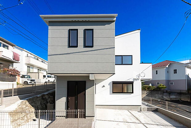 【外観】「群を抜いた満足感」
どの角度が眺めても、所有感が満たされる理想的で素敵な住まい
一生ものだから、「パッと見」こそが全て「第一印象で決まる」素敵なマイホーム。カースペース２台以上駐車可能
