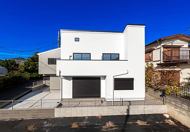 【外観】「群を抜いた満足感」
どの角度が眺めても、所有感が満たされる理想的で素敵な住まい
一生ものだから、「パッと見」こそが全て「第一印象で決まる」素敵なマイホーム。カースペース２台以上駐車可能
