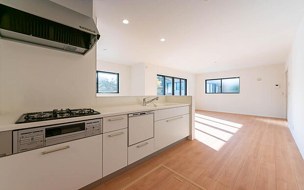 【キッチン】「全体を見渡せる安心感」
家族の会話が弾む奥様に人気の高いオープンカウンターキッチン、料理しながらお子様の様子の確認ができ移動しやすい広いキッチンスペースは奥様にとって安心感の高い住まい
