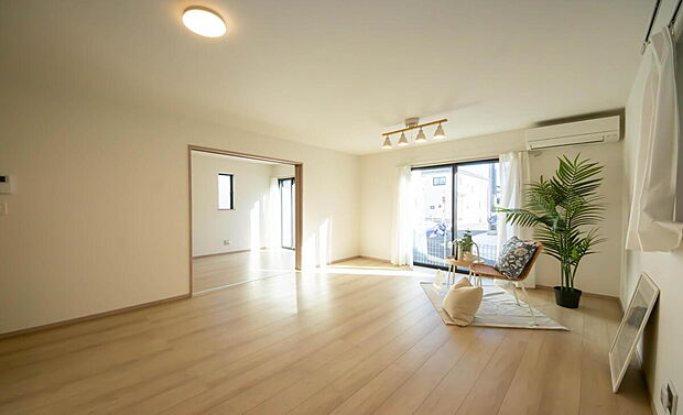 【リビング】「家族が大好きなリビング」
みんなが集まる広いリビング。みんなが大好きなリビングで家族団らん。
みんなが集まるからこそ、一層の開放感を手にする素敵な住まい。