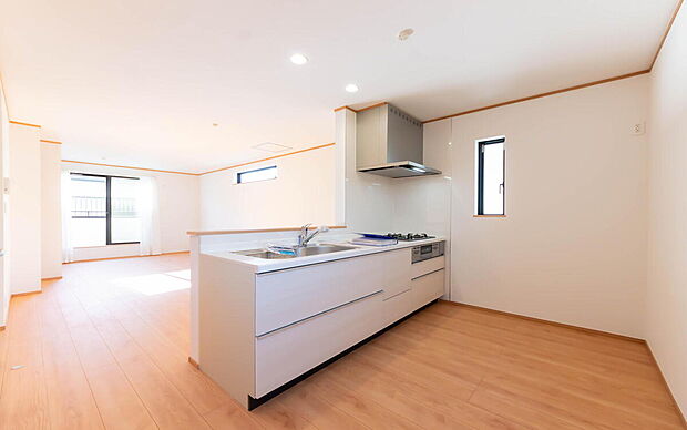 【キッチン】「全体を見渡せる安心感」
家族の会話が弾む奥様に人気の高いオープンカウンターキッチン、料理しながらお子様の様子の確認ができ移動しやすい広いキッチンスペースは奥様にとって安心感の高い住まい
