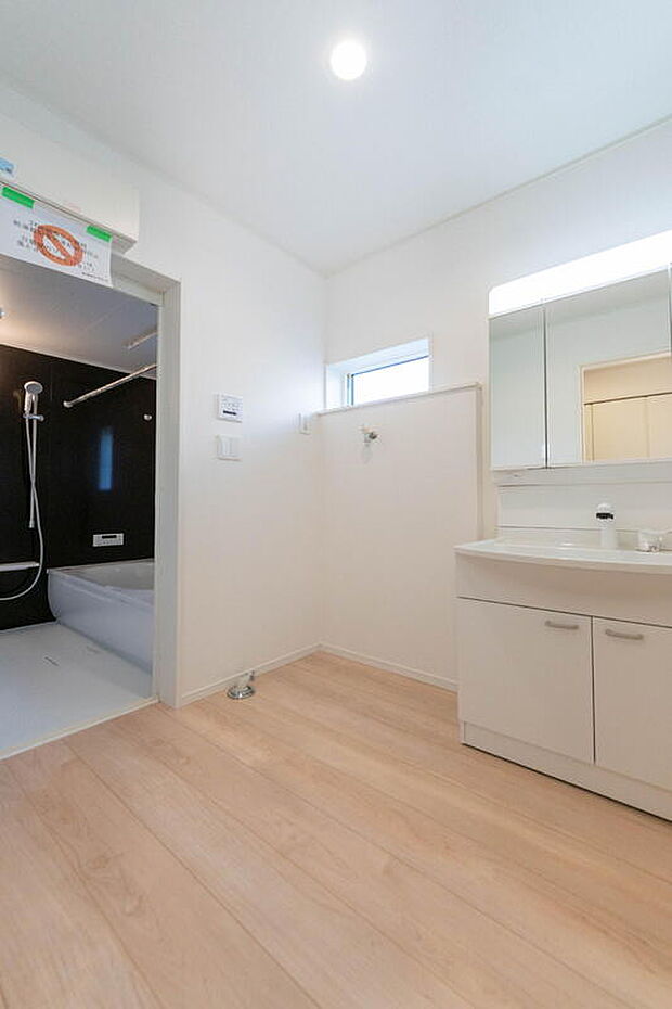 【洗面】「洗面ルーム」
1日の始まりや入浴前に入る空間だからこそ、清潔感や利便性が重要になる洗面室。
右奥のランドリールームも便利です。